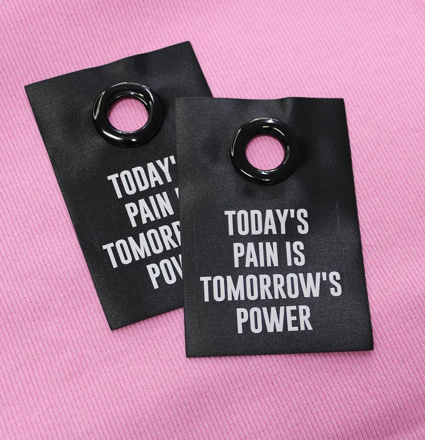 Нашивка "Todays pain is" 80*120 мм белая надпись с металлическим люверсом-1