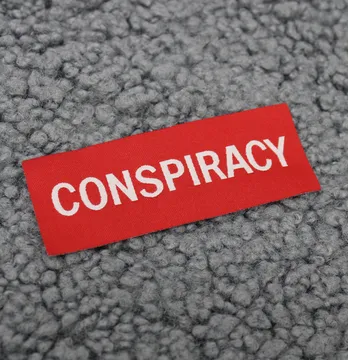 Жаккардовая нашивка "CONSPIRACY" 80*30 мм красного цвета на флизелиновой основе