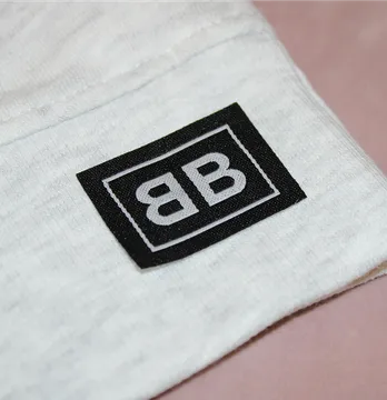 Нашивка жаккардова "BB" 35*25 мм чорного кольору на флізеліновій основі