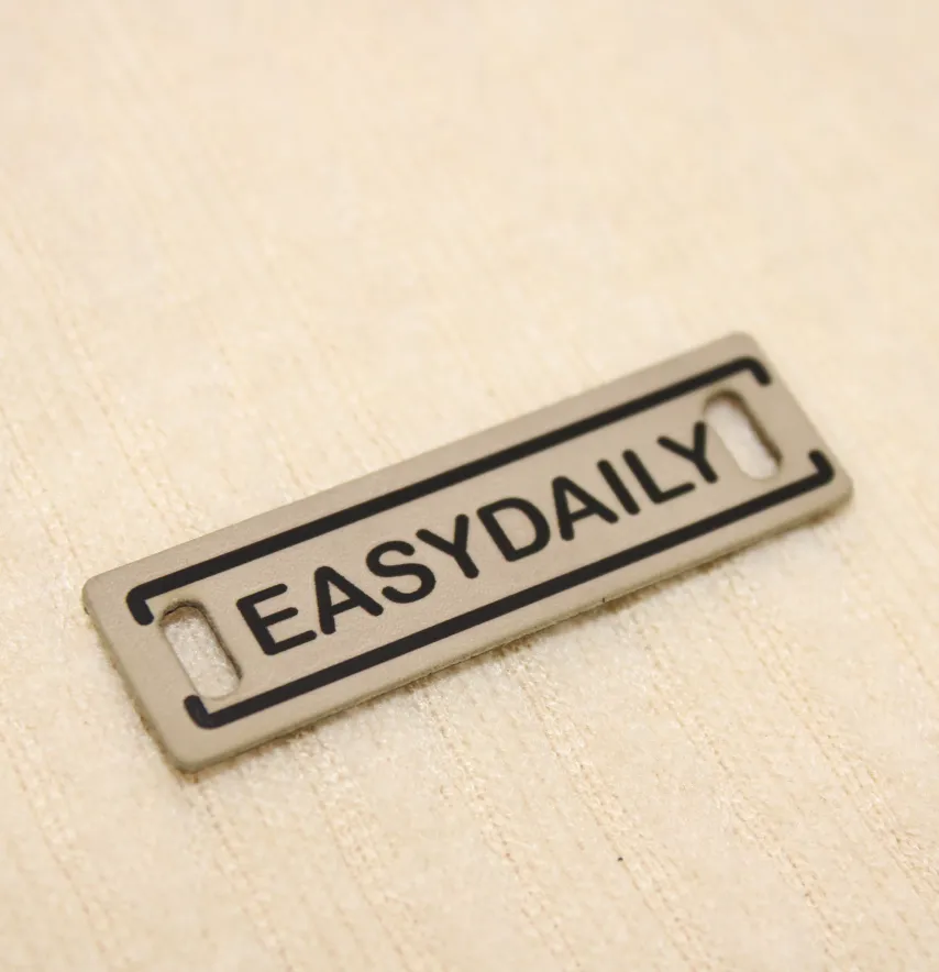 Нашивка "Easydaily" 50*15 мм бежевого кольору-0