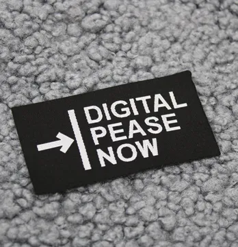 Жаккардовая нашивка "Digital" 75*40 мм черного цвета на флизелиновой основе