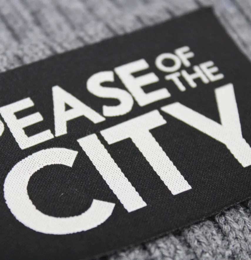 Нашивка жаккардова "Pease of the city" 75*50 мм чорного кольору на флізеліновій основі-1