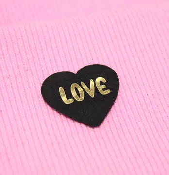 Нашивка "Love" 25*30мм черного цвета с золотой надписью