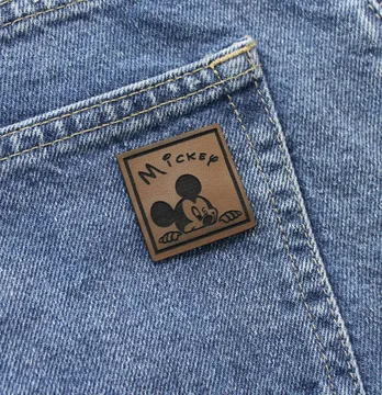 Нашивка "Mickey" підморгує 35*35 мм темно-коричневого кольору