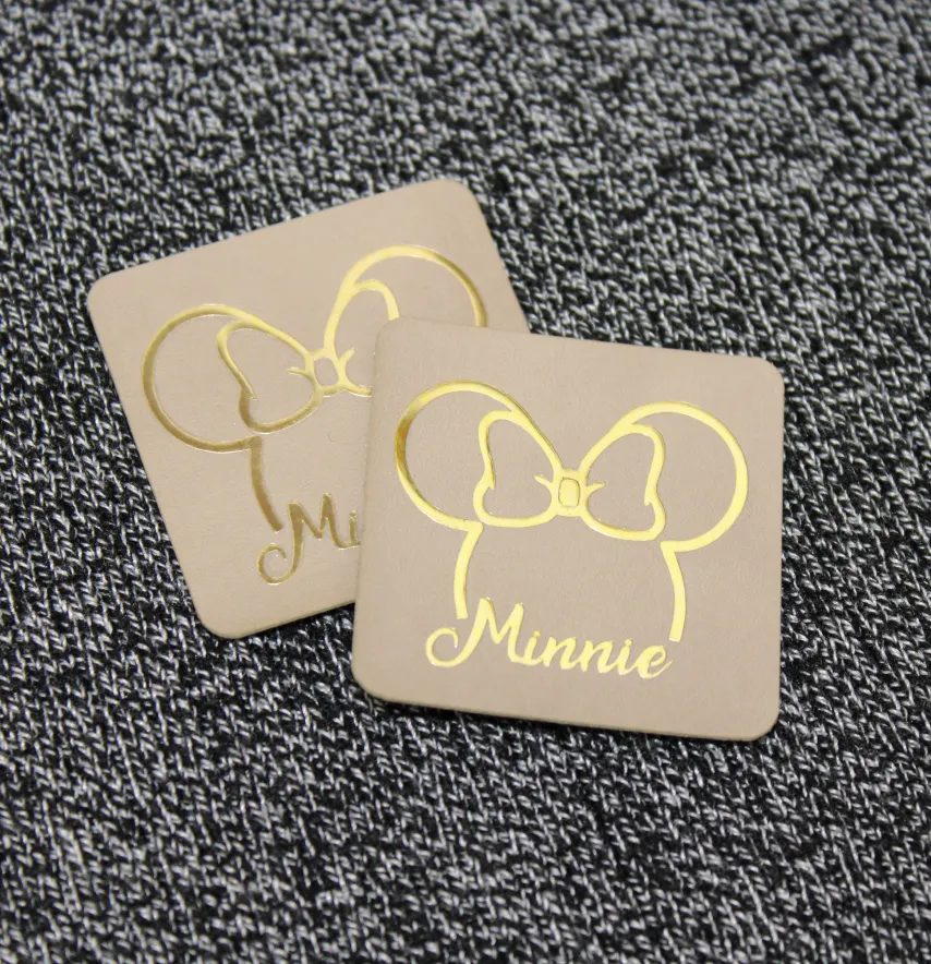 Нашивка "Minnie" 40*40 мм бежевого кольору з золотом-1