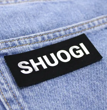 Нашивка "Shuogi" 75*30 черного цвета