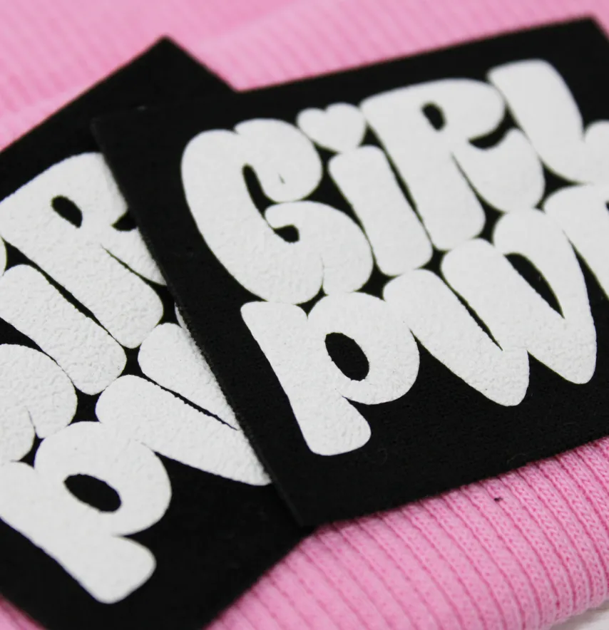Нашивка "Girl pwr" 60*50 мм чорного кольору з білим об'ємним написом-1
