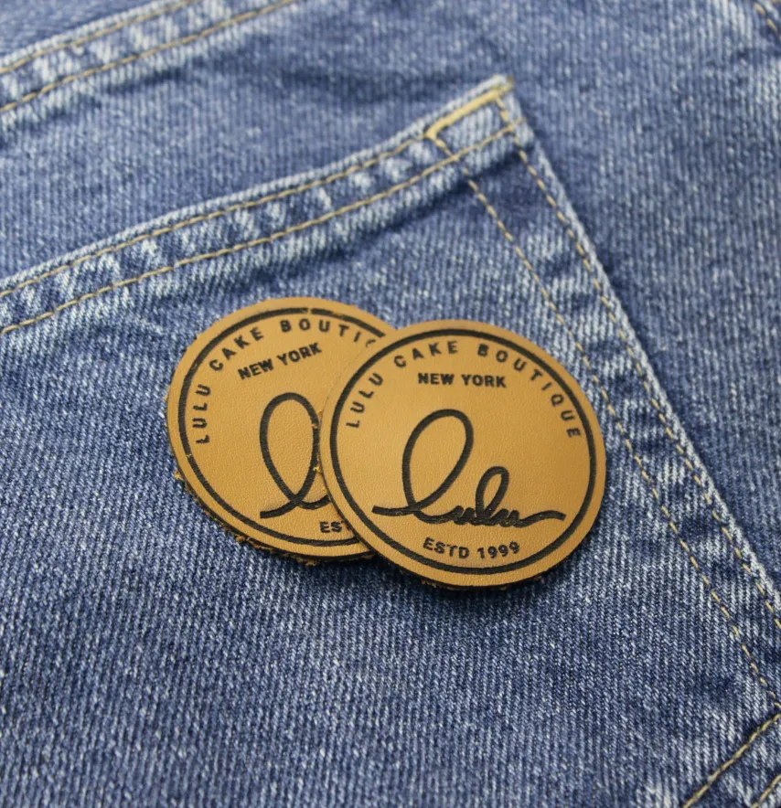Нашивка "Lulu" d=45 мм светло коричневого цвета-1