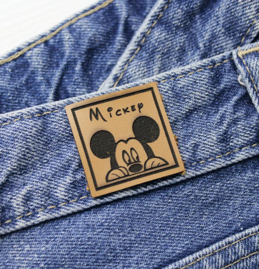 Нашивка "Mickey" 35*35 мм світло-коричневого кольору-0