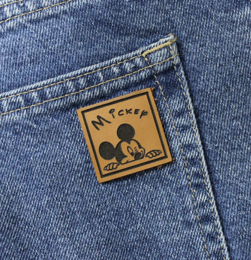 Нашивка "Mickey" підморгує 35*35 мм світло-коричневого кольору