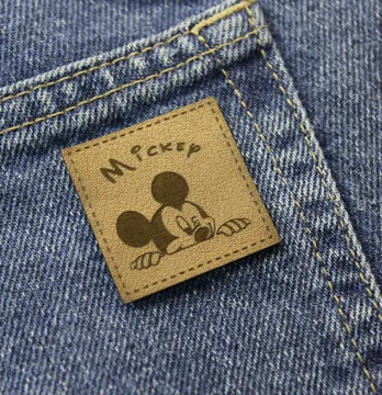 Нашивка "Mickey" подмигивает 35*35 мм бронзового цвета.