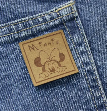 Нашивка "Minnie" 35*35 мм песочного цвета
