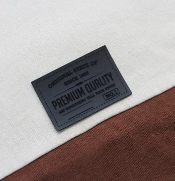 Нашивка "Premium quality" 60*42 мм чорного кольору