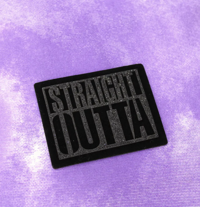 Нашивка з глітеру "Straight outta" 75*60 мм чорного кольору-0