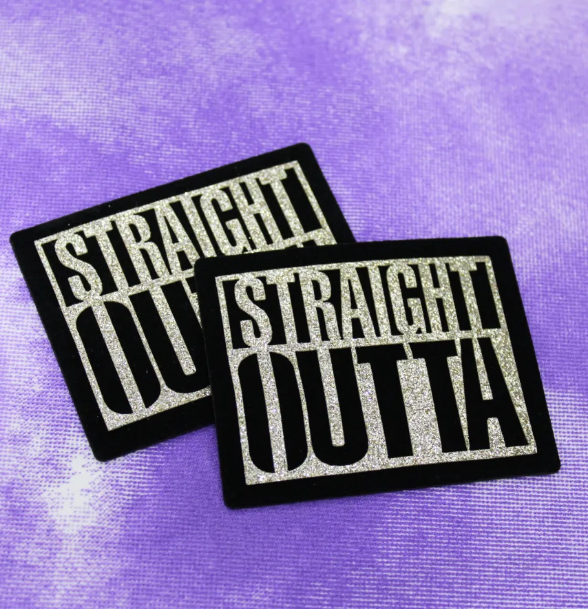 Нашивка з глітеру "Straight outta" 75*60 мм золотого кольору-1