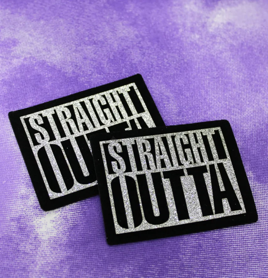 Нашивка з глітеру "Straight outta" 75*60 мм срібного кольору-1
