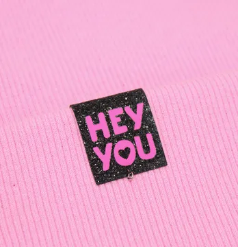 Нашивка из глитера "Hey you" 25*50 мм черного цвета с розовым