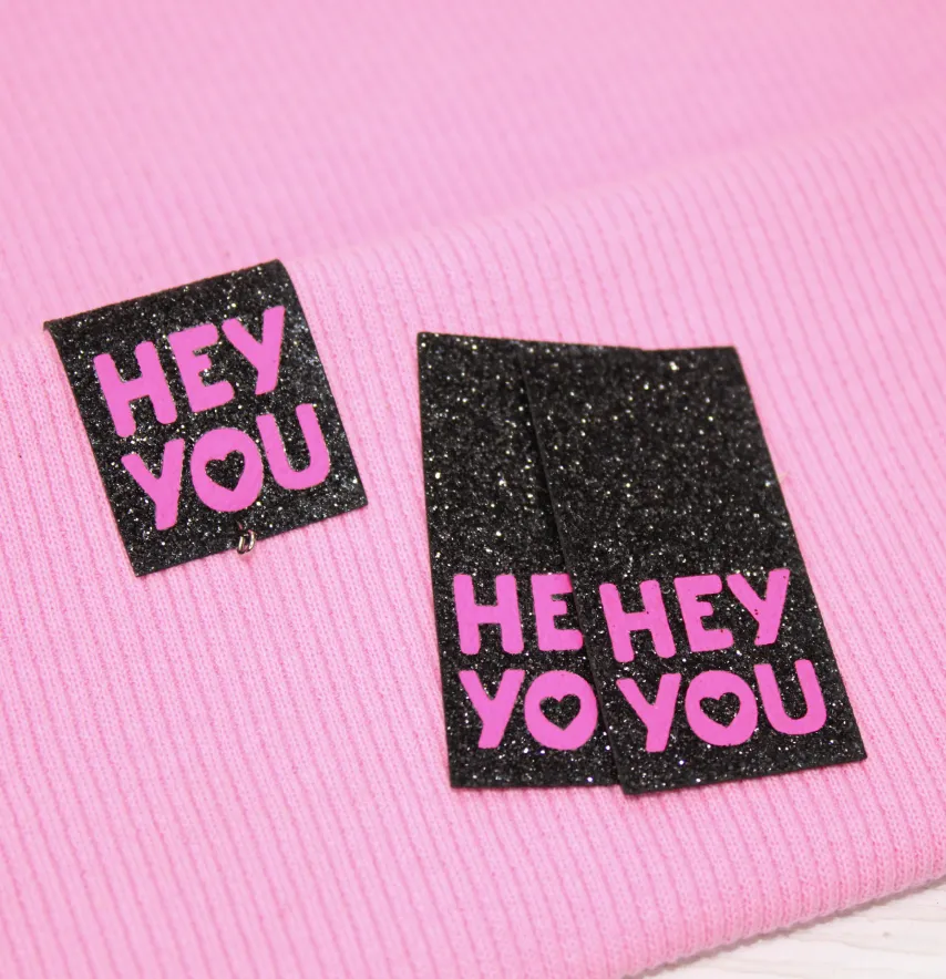 Нашивка з глітеру "Hey you" 25*50 мм чорного кольору з рожевим-1