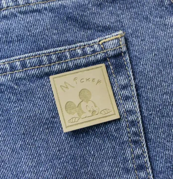 Нашивка "Mickey" підморгує 35*35 мм бежевого кольору