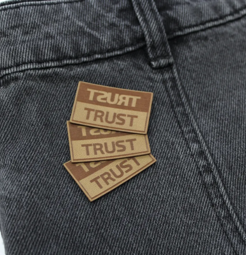 Нашивка "Trust" 40*25 мм пісочного кольору-1