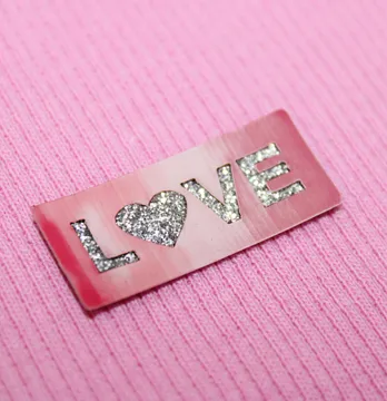 Нашивка из глитера "Love" 35*15 мм розового цвета