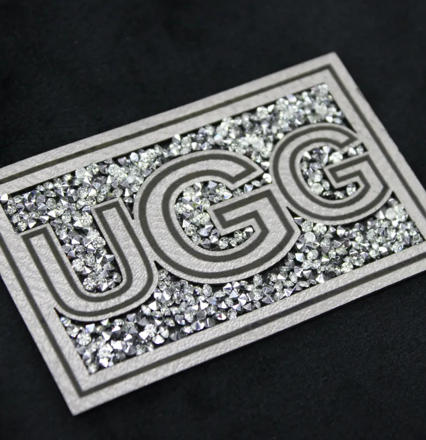 Нашивка з акриловим камінням "UGG" 80*50 мм сірого кольору зі срібним камінням-1