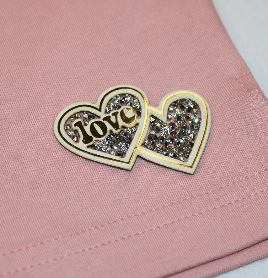 Нашивка з акриловим камінням "Love" подвійне серце 50*37 мм білого кольору з золотим написом-0