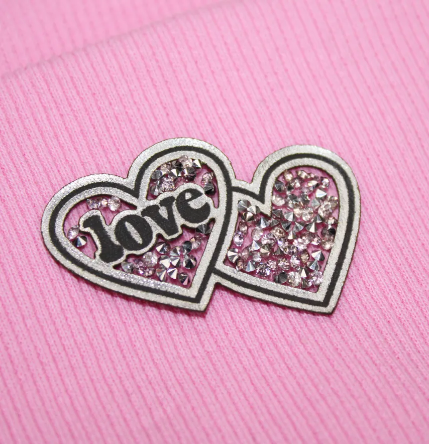 Нашивка з акриловим камінням "Love" подвійне серце 50*37 мм срібного кольору з бузковим камінням-0
