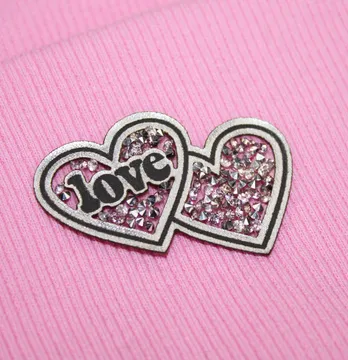 Нашивка з акриловим камінням "Love" подвійне серце 50*37 мм срібного кольору з бузковим камінням