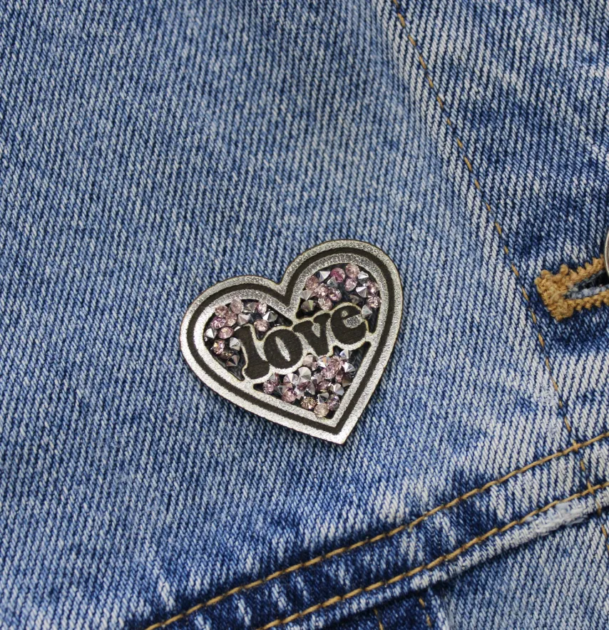 Нашивка з акриловим камінням "Love" cерце 30*35 мм срібного кольору з бузковим камінням-0