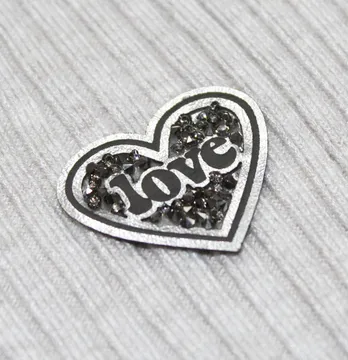 Нашивка з акриловим камінням "Love" cерце 30*35 мм срібного кольору з графітовим камінням
