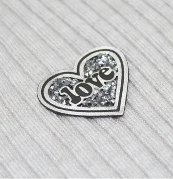 Нашивка з акриловим камінням "Love" cерце 30*35 мм срібного кольору з срібним камінням