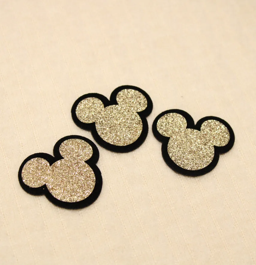 Нашивка из глитера "Mickey" 40*35 мм золотого цвета-1