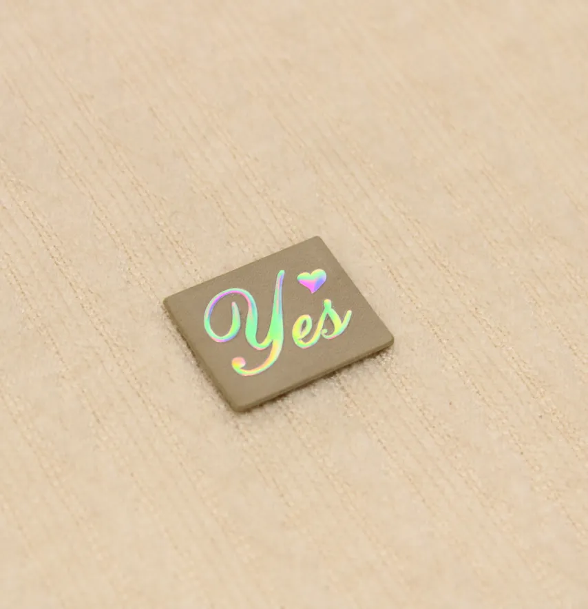 Нашивка "Yes" 20*25 мм бежевого цвета-1