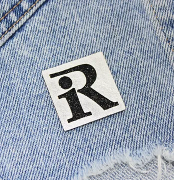 Нашивка из глитера "R" 30*30 мм черного цвета