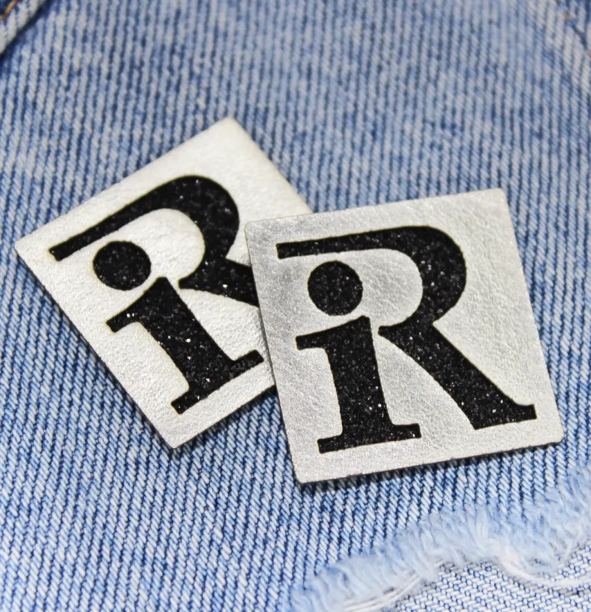 Нашивка из глитера "R" 30*30 мм черного цвета-2