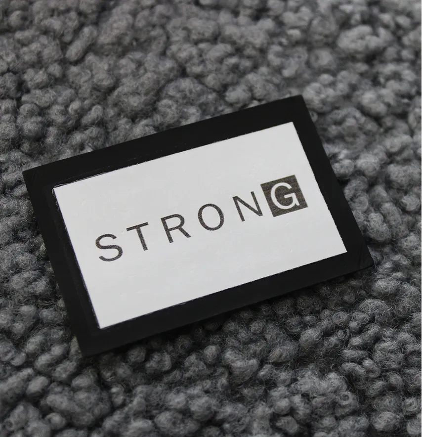 Нашивка "Strong" 60*40 мм білого кольору-0