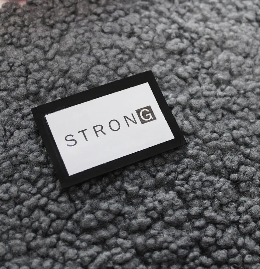 Нашивка "Strong" 60*40 мм білого кольору-2