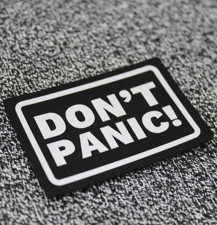 Нашивка світловідбивна "DON'T PANIC!" 60*40 мм чорного кольору-0