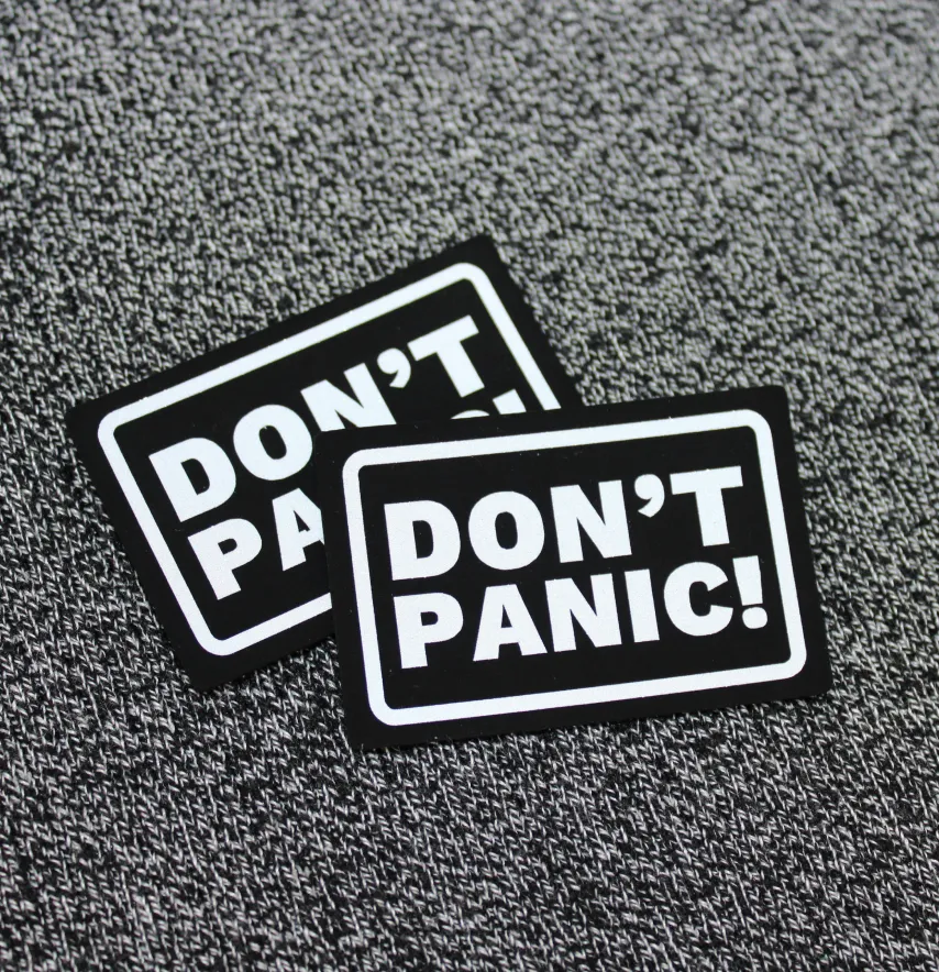 Нашивка світловідбивна "DON'T PANIC!" 60*40 мм чорного кольору-1