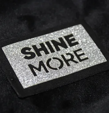 Нашивка из глитера Shine More 60*40мм серебряного цвета с черным.