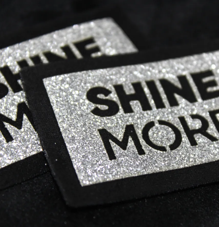 Нашивка из глитера Shine More 60*40мм серебряного цвета с черным.-1