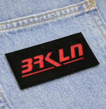 Нашивка "BRKLN" 80*40 мм чорного кольору з червоним написом