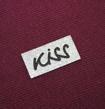 Нашивка з глітеру "KISS" 40*20 мм срібного кольору