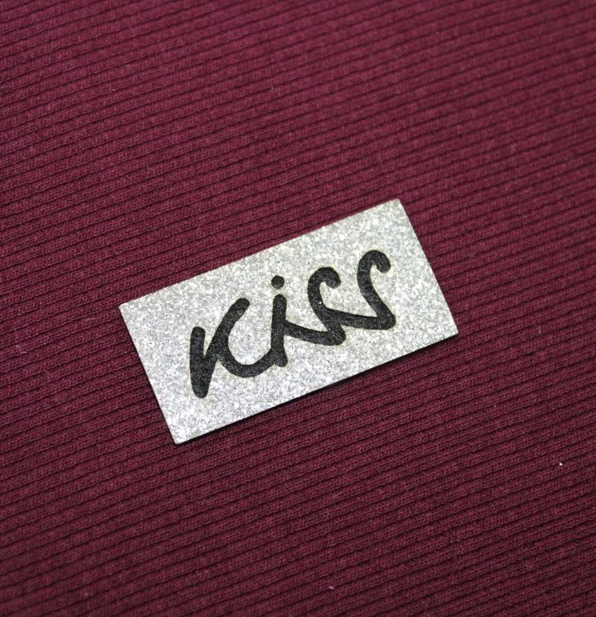 Нашивка из глитера "KISS" 40*20 мм серебряного цвета-0