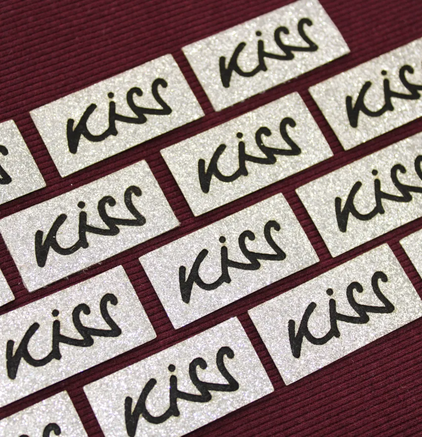 Нашивка из глитера "KISS" 40*20 мм серебряного цвета-1