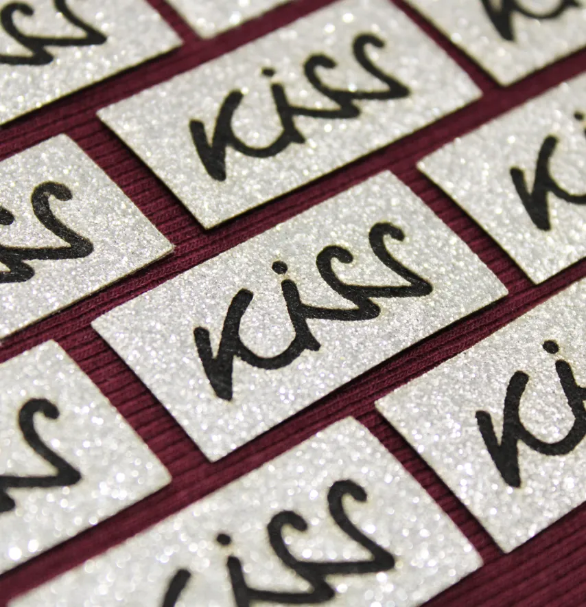 Нашивка из глитера "KISS" 40*20 мм серебряного цвета-2