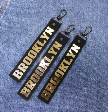 Подвеска с карабином "Brooklyn" 25*160 мм черного цвета золотой надписью