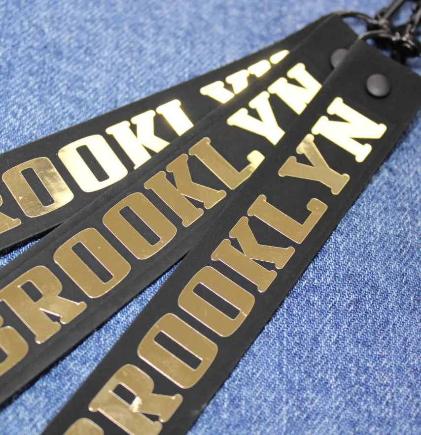 Підвіска з карабіном "Brooklyn" 25*160 мм чорного кольору з золотим написом-1