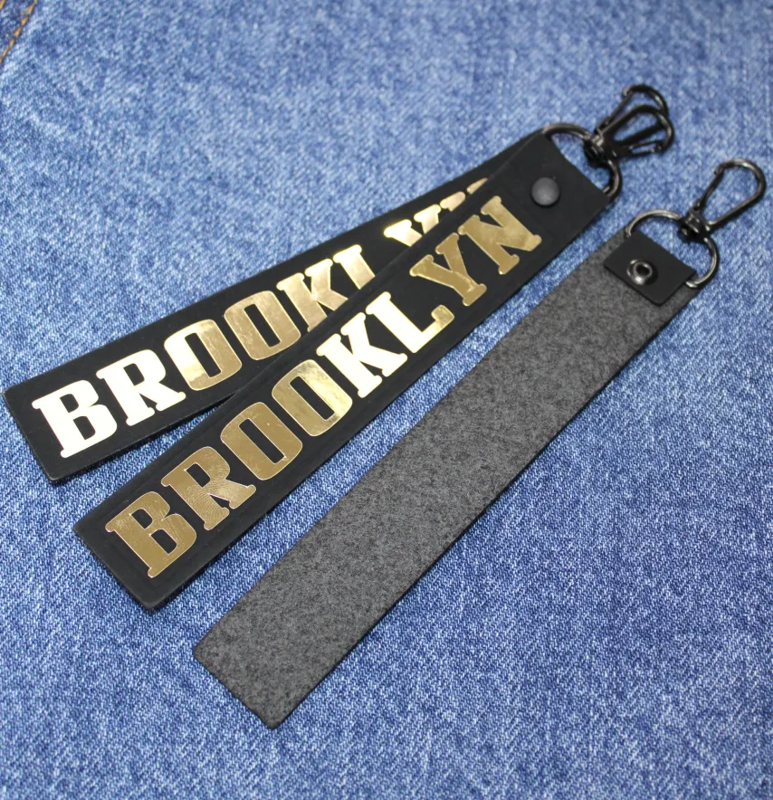 Підвіска з карабіном "Brooklyn" 25*160 мм чорного кольору з золотим написом-2